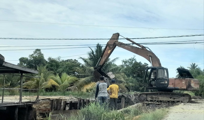 Putuskan Jaringan PDAM, Proyek Jembatan Singkil Disetop Warga