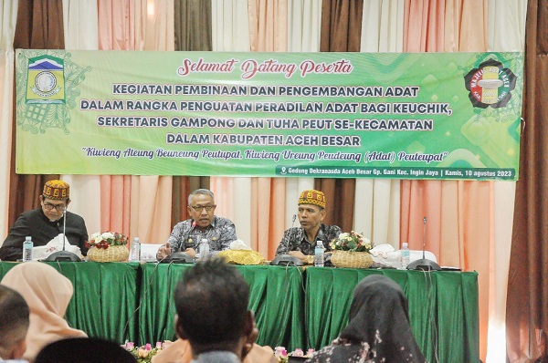 Asisten I Sekdakab Aceh Besar Buka Pembinaan Dan Pengembangan Adat