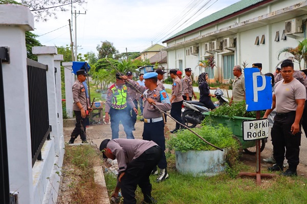Polres Aceh Tamiang Dan Warga Gotong Royong Bersihkan Sampah
