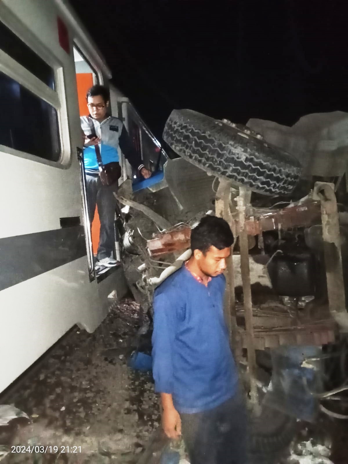 Terobos Palang Pintu, KA Putri Deli Tabrak Truk Muatan Pelet