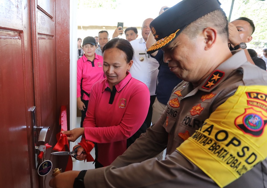 Ketua Umum Bhayangkari Bantu Bedah 10 Rumah Dan Gereja Di Nisut