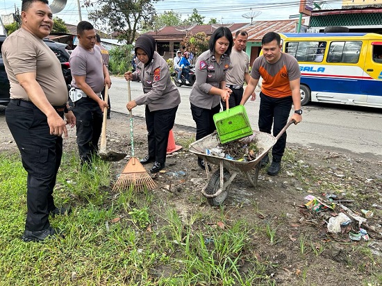 Peduli Lingkungan, Sat Lantas Polres Simalungun Bersihkan Sampah