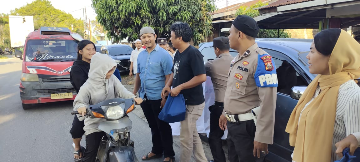 Polri Peduli, Sat Narkoba Polres Simalungun Bagikan Takjil Ke Masyarakat
