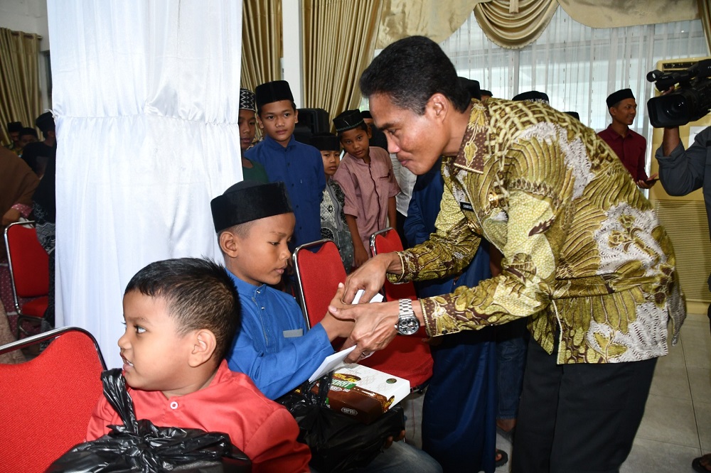Syaridin Santuni Anak Yatim