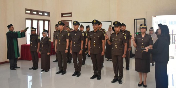 Tujuh PNS Kejari Bireuen Disumpah