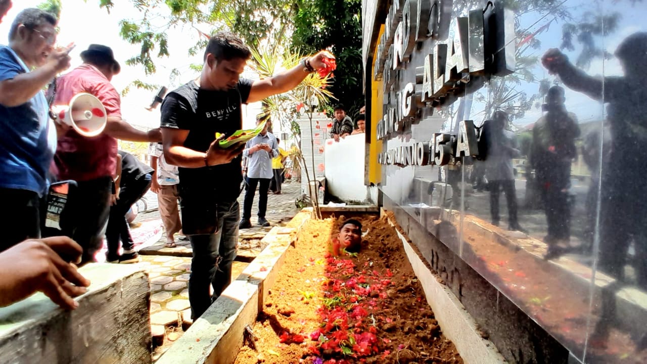Dugaan Korupsi Poltan, Pengunjukrasa Kubur Diri Di Gedung Dewan