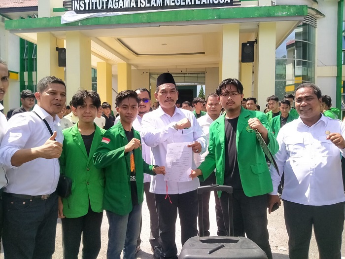 Temui Aksi Mahasiswa, Rektor IAIN Langsa Berhentikan Dekan FUAD