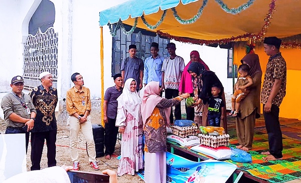 Desa Sibintang Salurkan Bantuan Untuk Balita Terindikasi Stunting