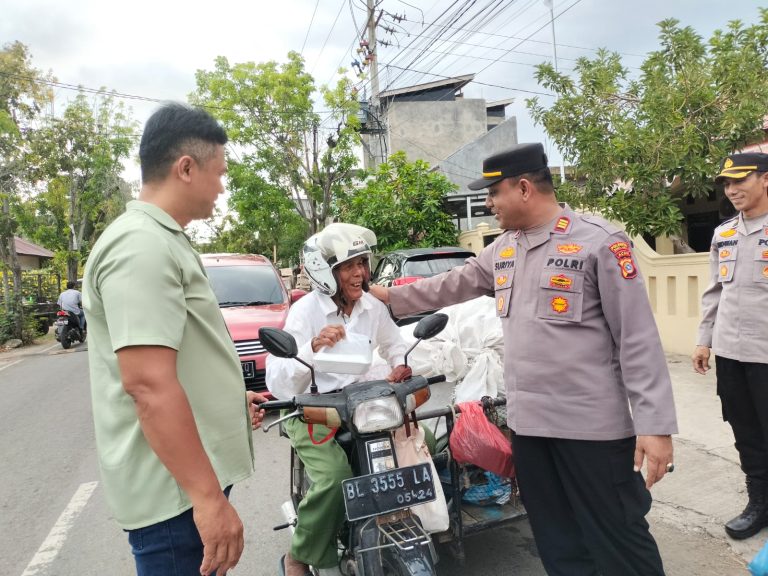 Wujud Kepedulian Terhadap Sesama, Polsek Kuta Alam Bagikan Takjil