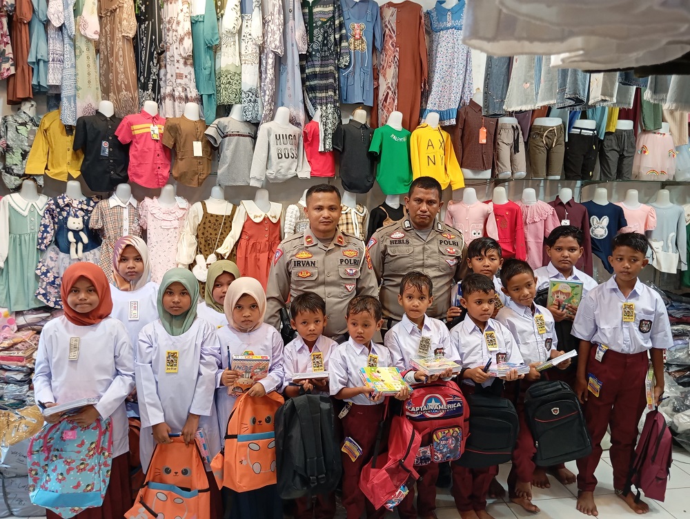 Polisi Beli Baju Sekolah Untuk Anak Yatim Pedalaman Aceh Utara