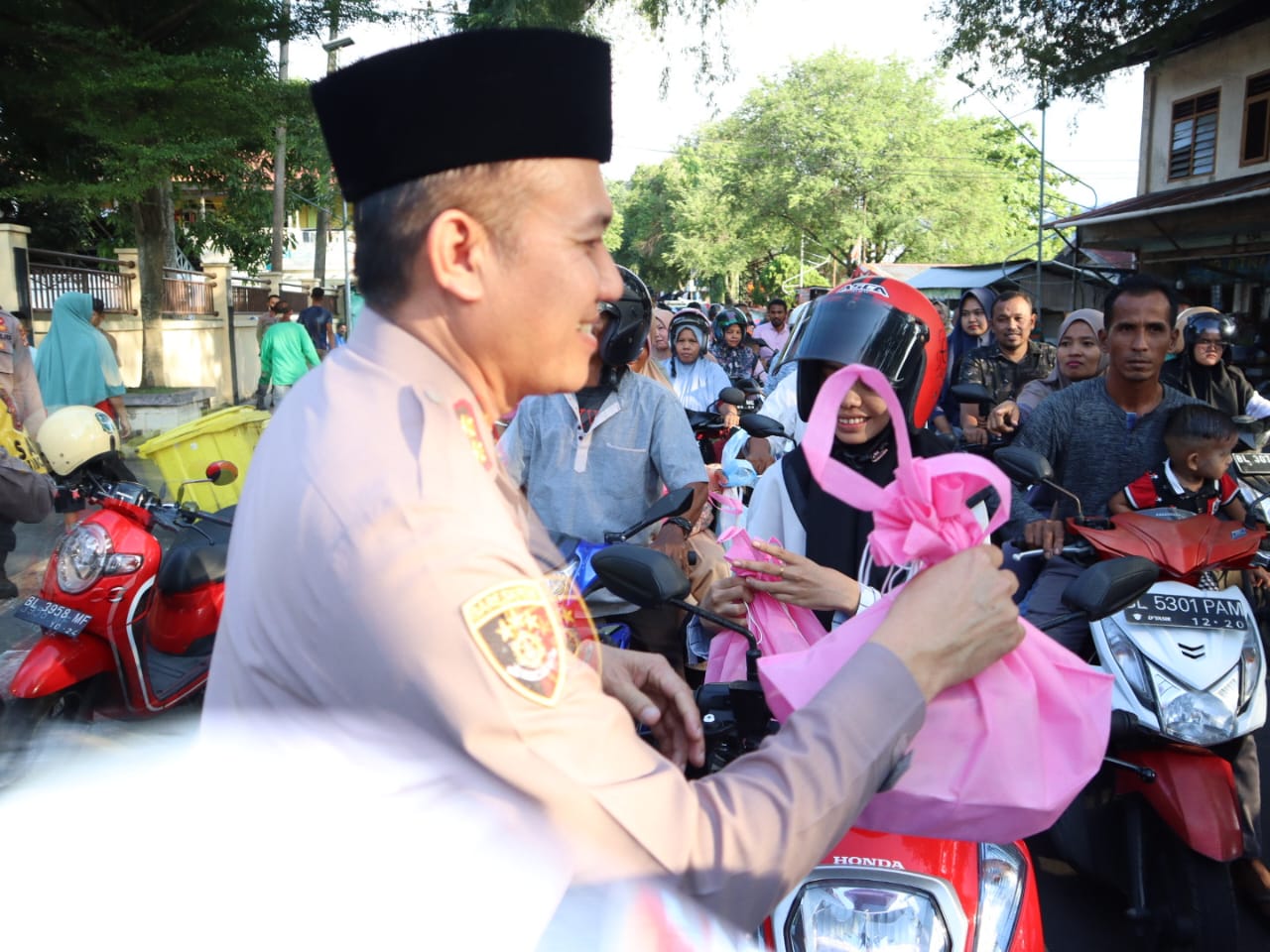 Kapolres Bersama Ketua Bhayangkari Bagi Takjil Ke Warga Sabang