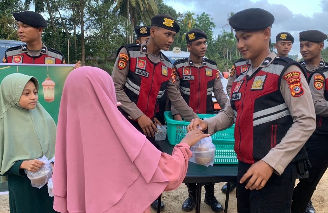 HUT Sabhara, Polisi Bagi Takjil
