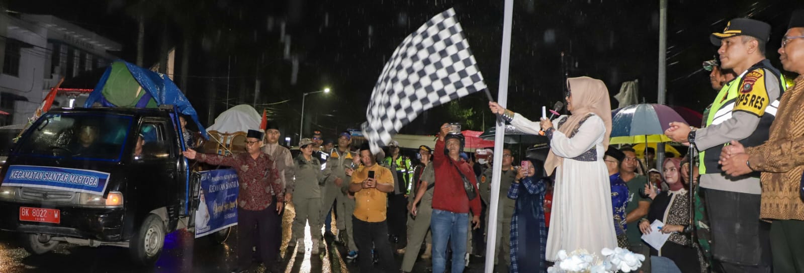 Meski Hujan Mengguyur Peserta Takbir Keliling P.Siantar Tetap Semangat