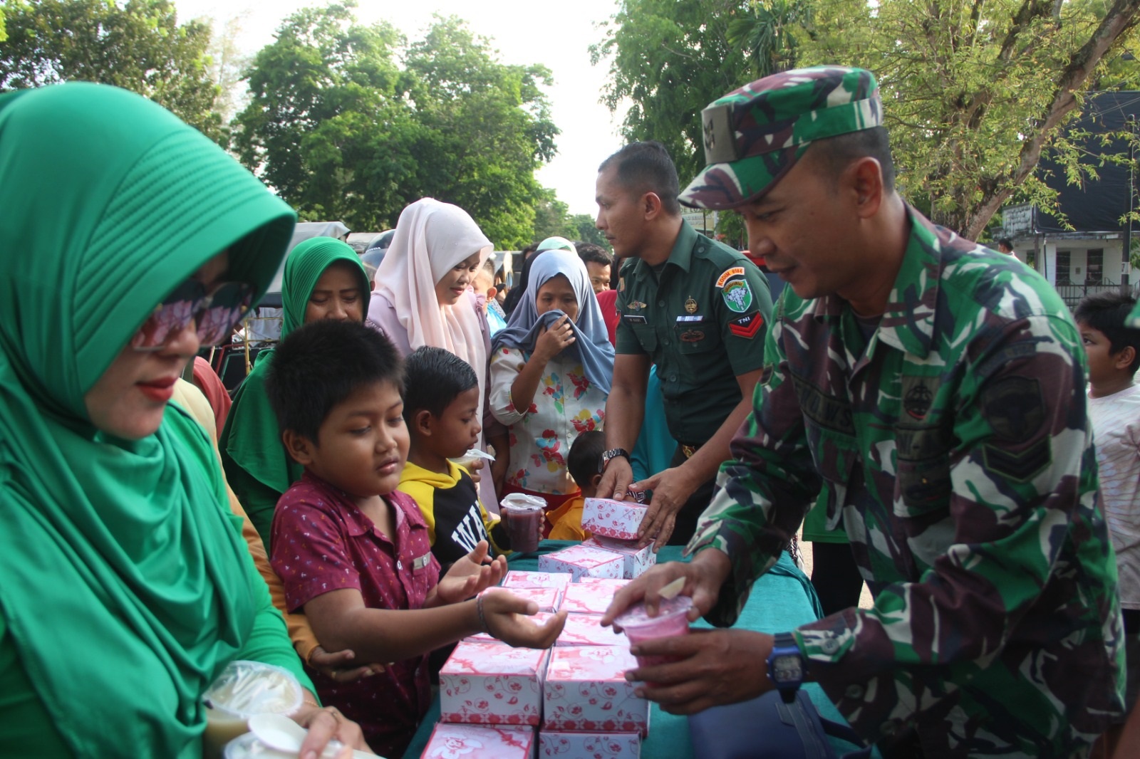 Prajurit Dan Persit Kodim 0104/Aceh Timur Bagi Takjil Ke Pengguna Jalan