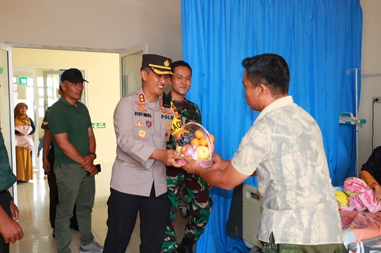 Kapolres-Dandim Besuk Kapolsek-Istri TNI Di RSUD Datu Beru