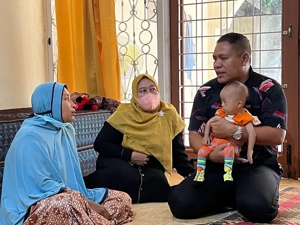 Bupati Abdya Bantu Balita Bocor Jantung
