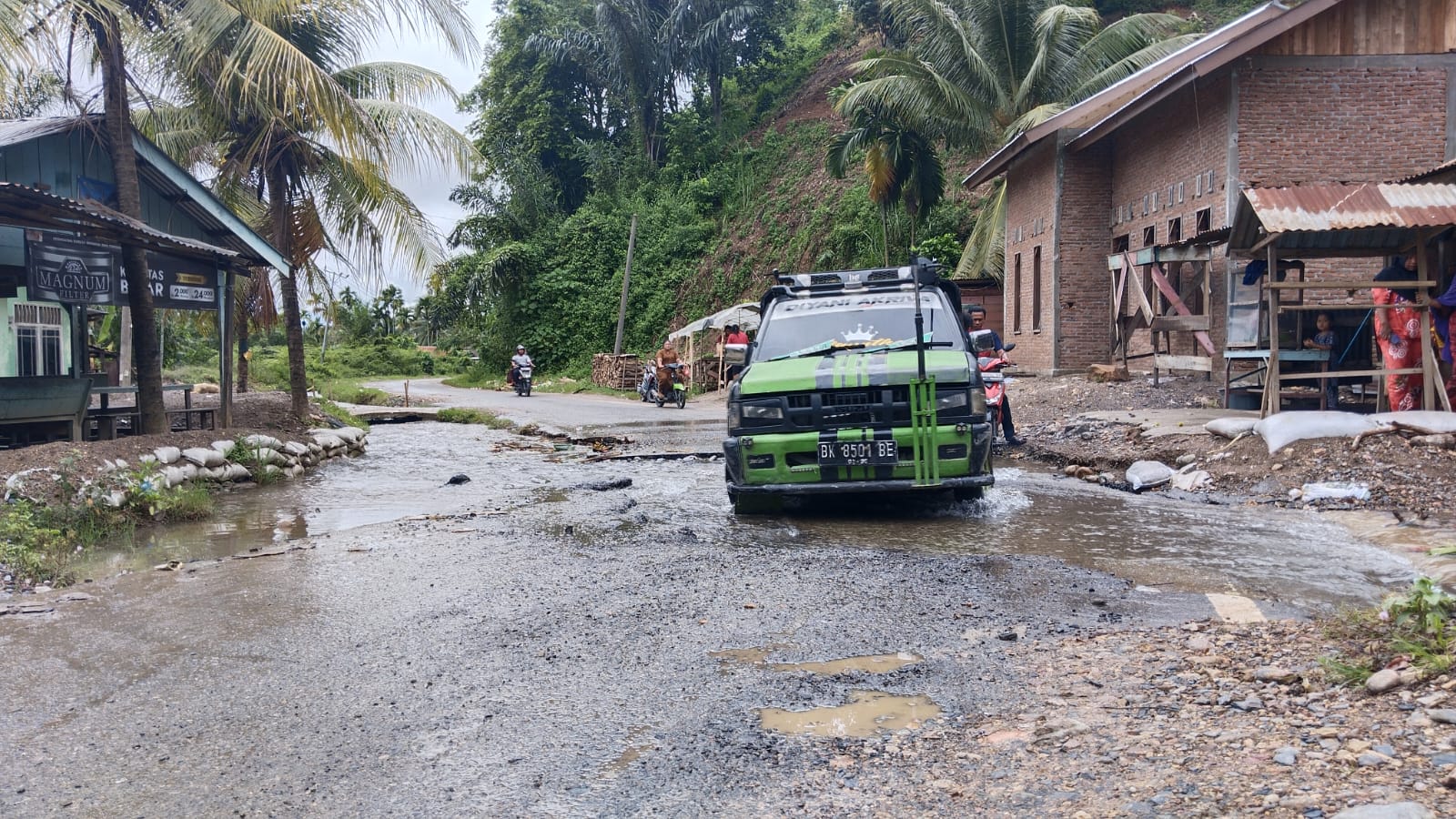 Jalan Utama Kecamatan Rusak Parah Dikeluhkan Warga Agara