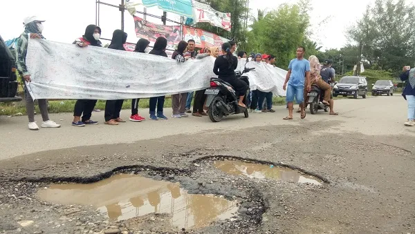 Warga 'Kota Minyak' Demo Tagih Janji Plt Bupati Langkat Perbaiki Jalan Rusak