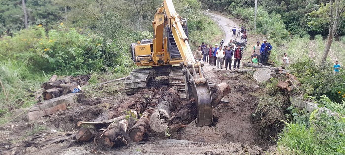 Warga Bangun Jembatan Darurat Di Jalan Tambokan