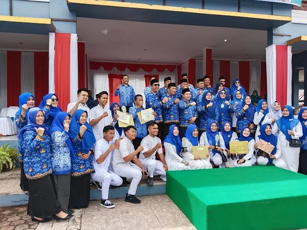 Dinkes Agara Serahkan Penghargaan Nakes Berprestasi