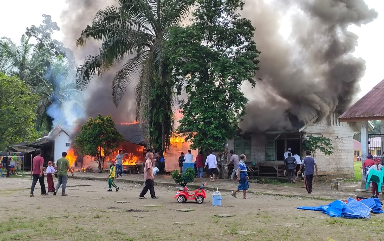SDN 0801 Pinarik Dilalap Sijago Merah, Beberapa Bangunan Habis Terbakar