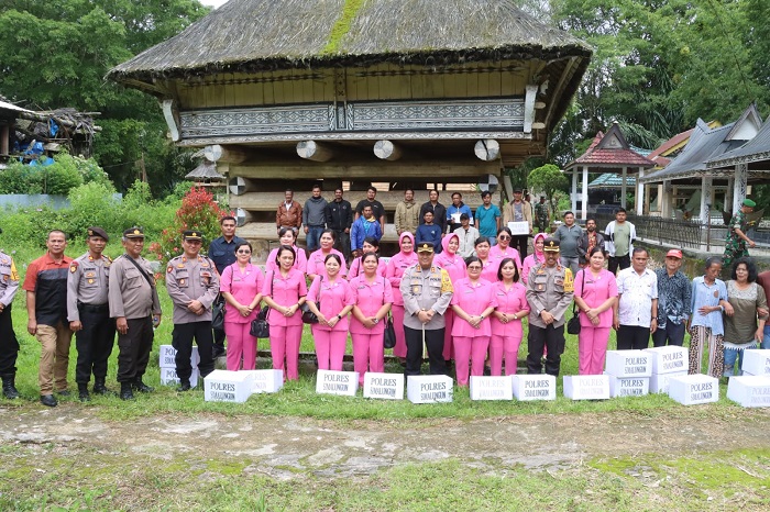 Ketika Rumah Bolon Raja Purba Jadi Saksi Kegiatan Bansos Bhayangkari Simalungun
