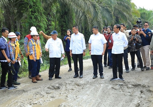 Jokowi Tinjau Jalan Rusak Labura