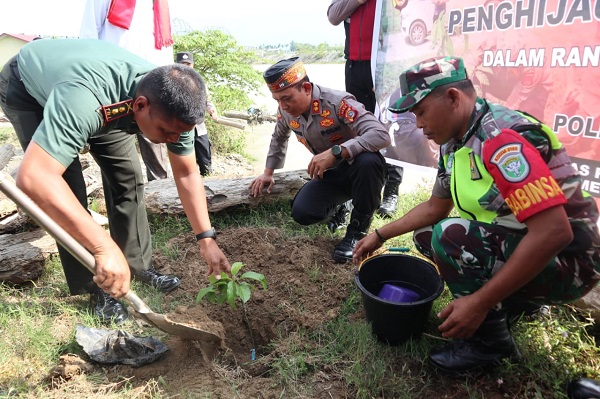 Kapolres Agara Tanam Pohon Sekaligus Laksanakan Jumat Curhat