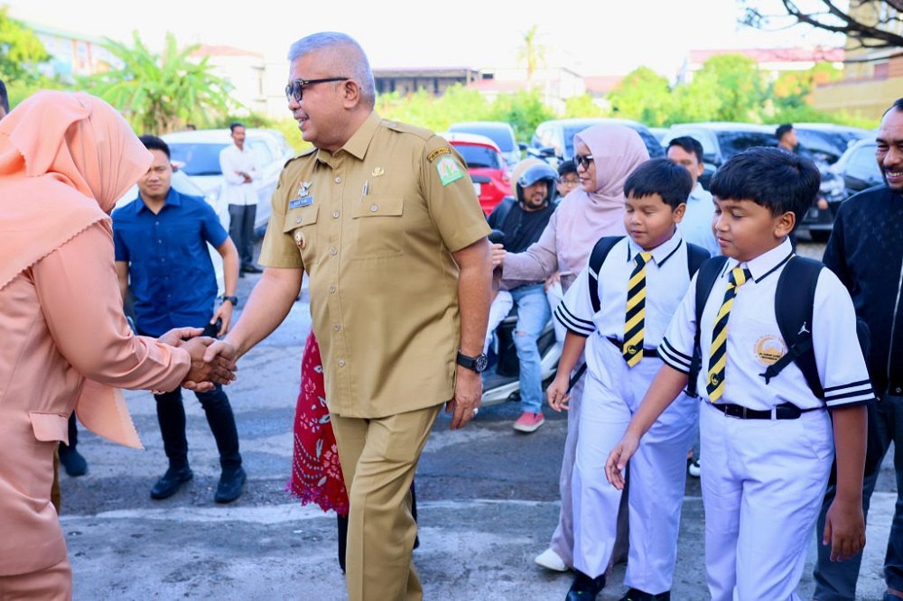 Pj Gubernur Antar Anak Hari Pertama Sekolah