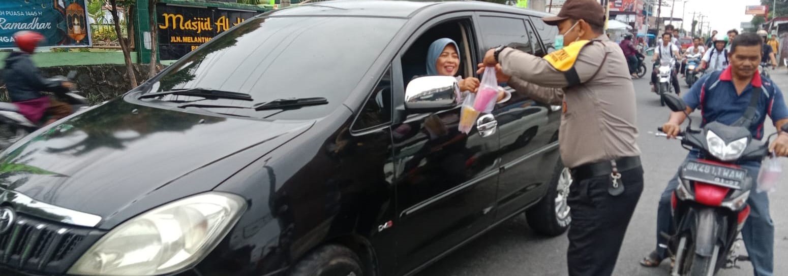 Bhabinkamtibmas Polres P.Siantar Bagi Takjil
