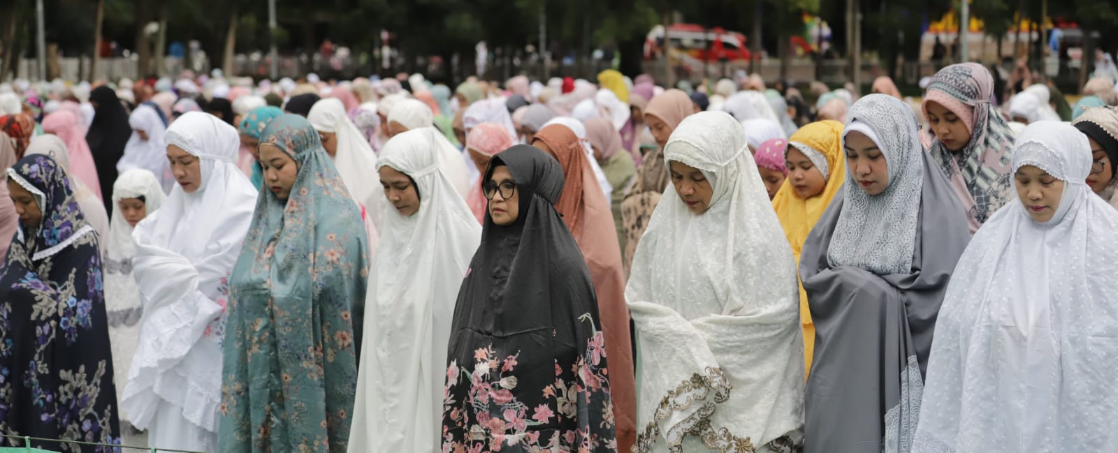 Meski Gerimis, Wali Kota Dan Ribuan Umat Muslim Tetap Khusyuk Shalat Idul Adha