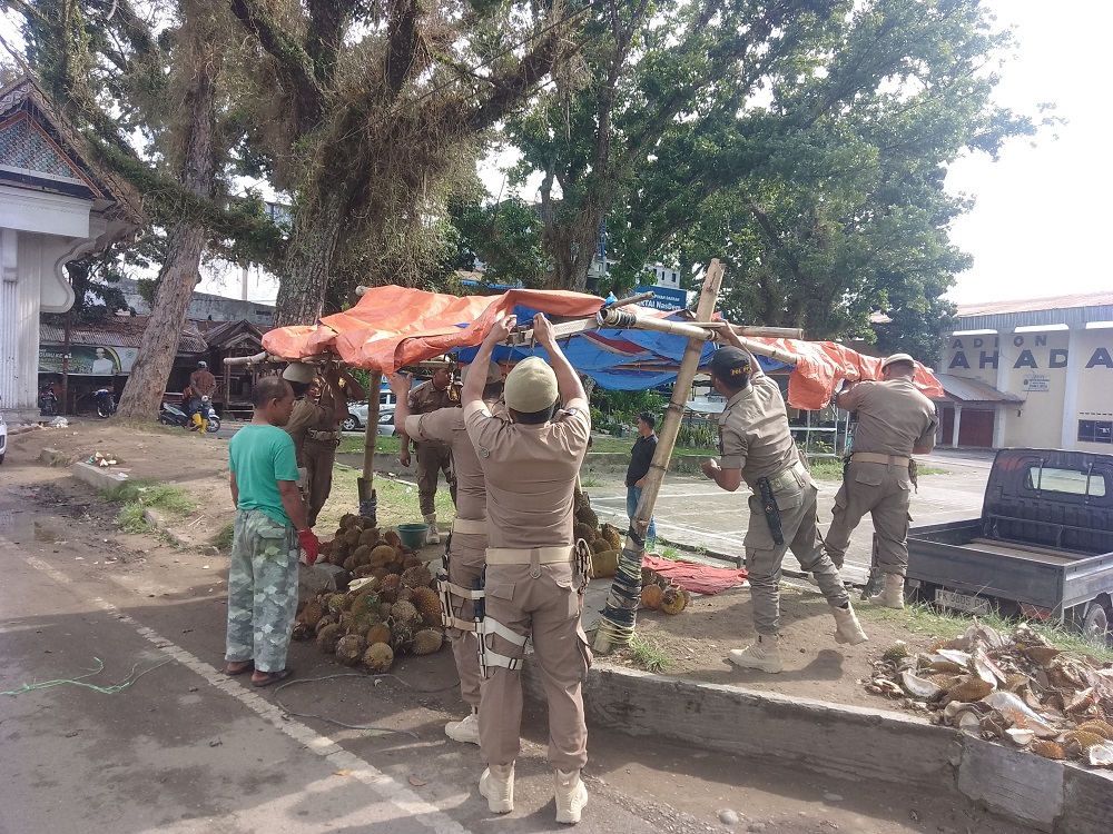 Sambut PON, Satpol PP Tertibkan Bahu Jalan