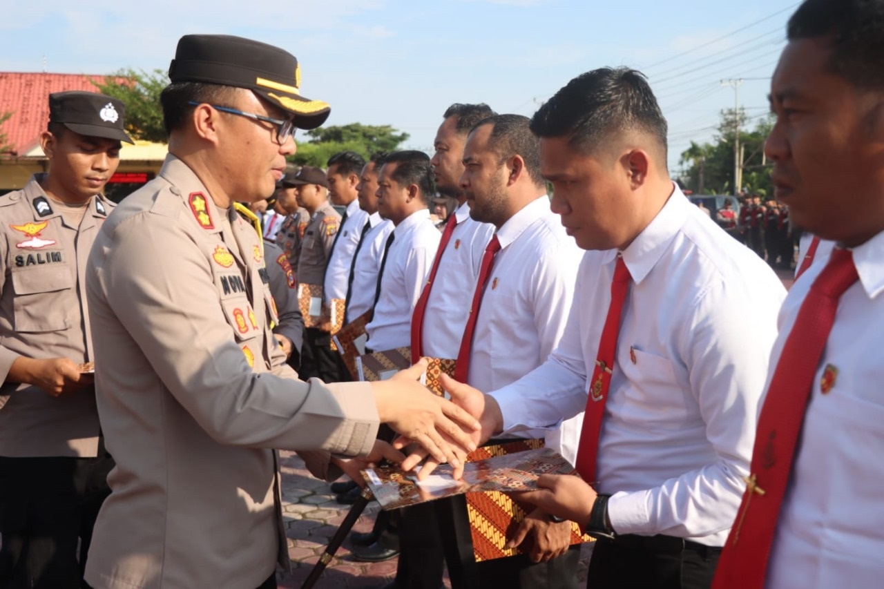 Bekerja Melebihi Batas Dinas, Puluhan Polisi Dapat Penghargaan