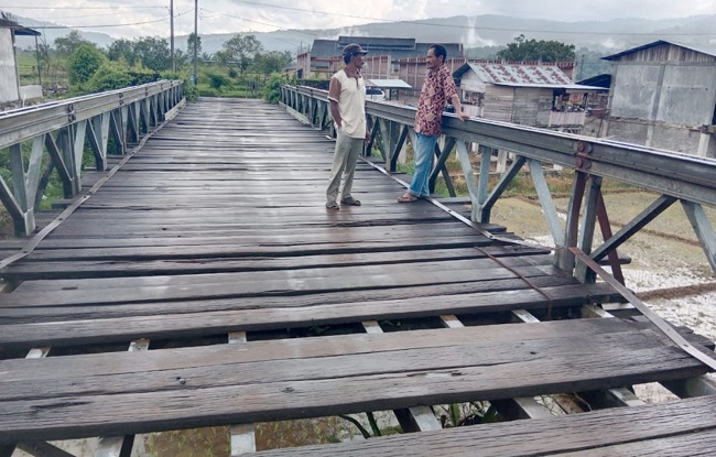 Warga Bertaruh Nyawa Lintasi Jembatan Leupu Geumpang