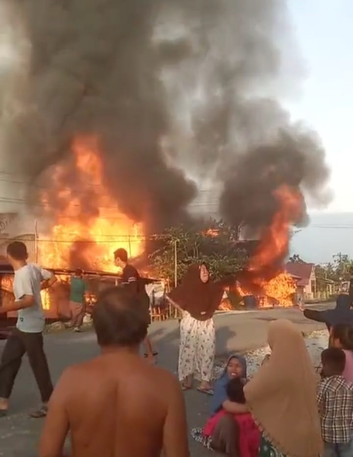 Toko Kelontong Beserta Dua Mobil Di Singkil Ludes Terbakar