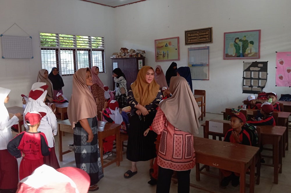 Orang Tua Murid Dampingi Anak Hari Pertama Sekolah