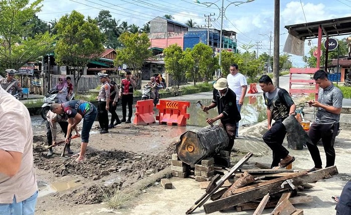 Sering Akibatkan Korban, Polres Aceh Singkil Tambal Jalan Berlubang