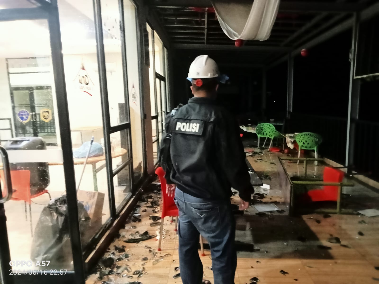 Angin Puting Beliung Rusak Satu Gedung Pelabuhan Simanindo