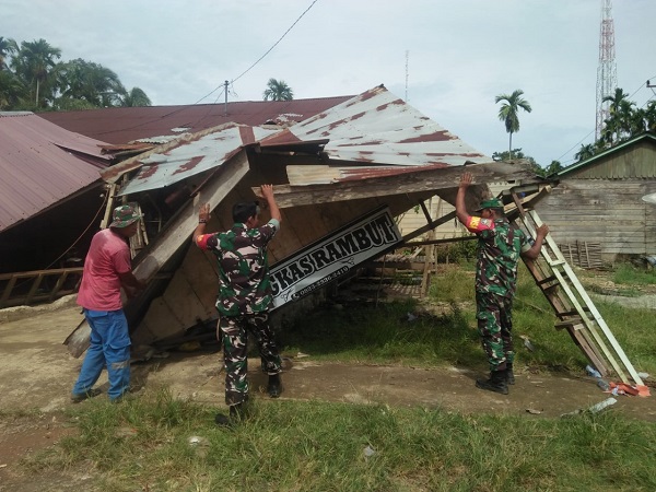 TNI Bantu Tangani Dampak Puting Beliung