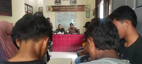 Polisi Serahkan Enam Remaja Hisap Lem Ke Orangtuanya