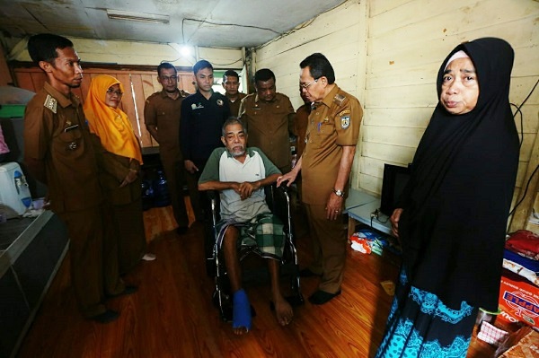 Pj Wali Kota Serahkan Kursi Roda