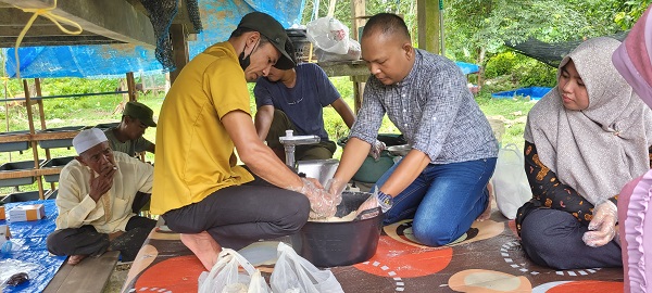 PKM Unsam Latih Pembuatan Pakan Ikan Dan Budidaya Cacing Sutera