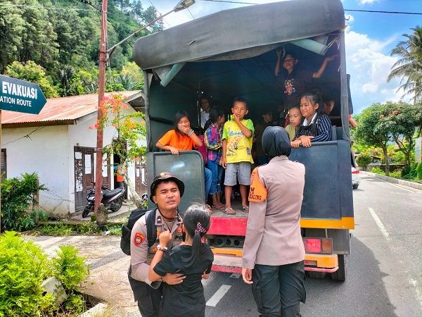 Polisi Antar Jemput Anak Sekolah Korban Longsor Baktiraja