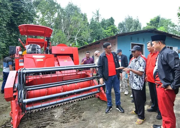 Bupati Zahir Dan Djarot Tinjau Bantuan Mesin Pertanian Di Batubara