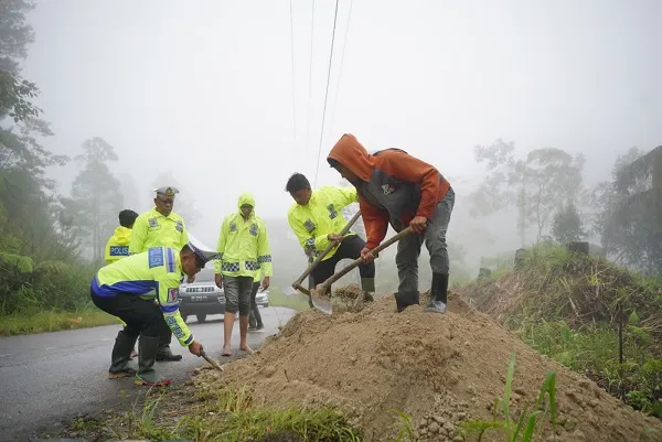 Polantas Lhokseumawe Tumpukkan Tanah Di Jalan Gunung Salak