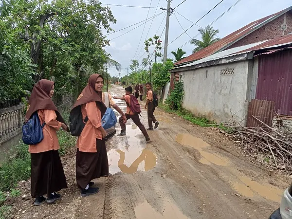 Kerusakan Jalur Akses Sentra Pendididikan Lhoksukon Mengancam Siswa