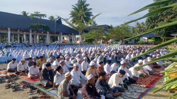 Ribuan Jamaah Salat Tasbih Di Pengajian Tuan Nalomok