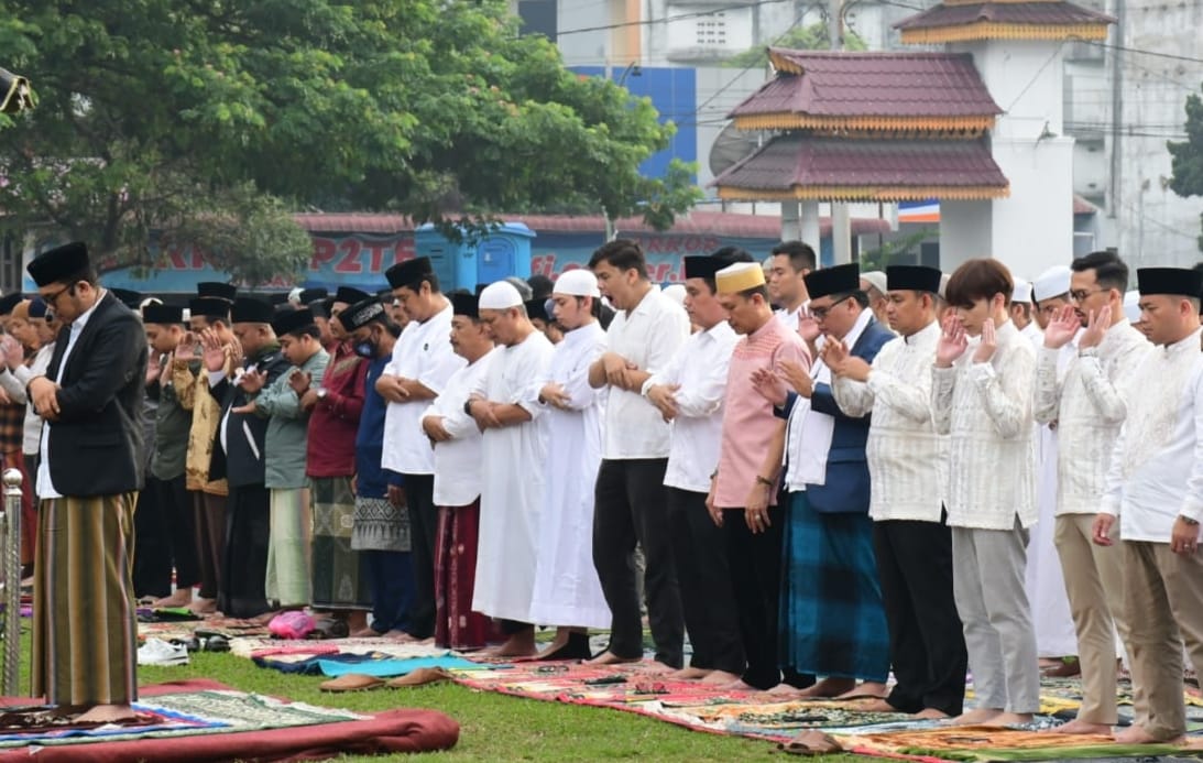 Pj Bupati, Sekdakab DS Berbaur Bersama Warga Laksanakan Shalat Id