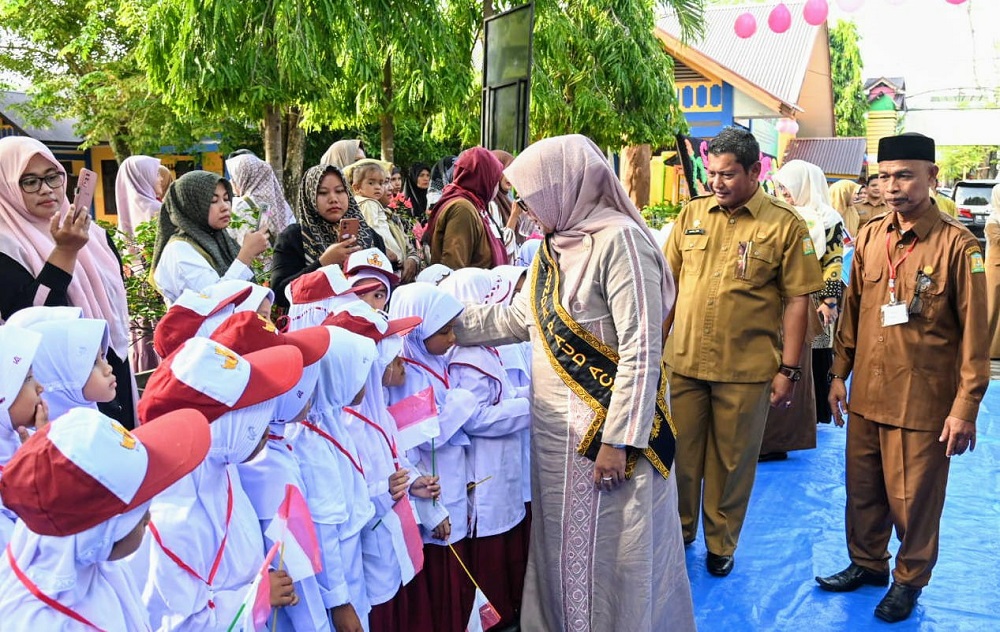 Pj Bunda PAUD Aceh Pantau Hari Pertama Masuk Sekolah