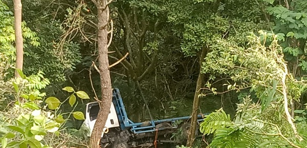 Truk Masuk Jurang Di Jalan P.Siantar - Parapat, 2 Luka-luka